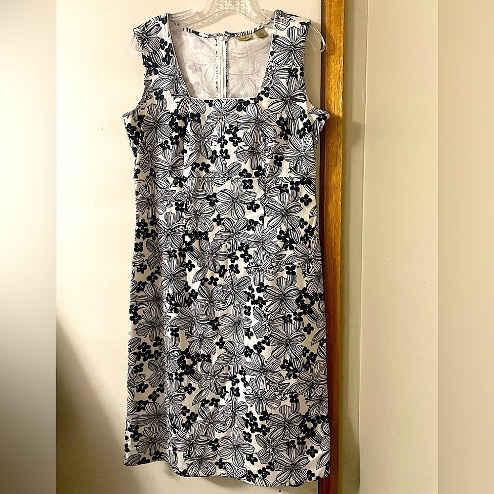 Caslon Monochrome Floral Sleeveless Fun & Flirty (Size 10) Midi Dress